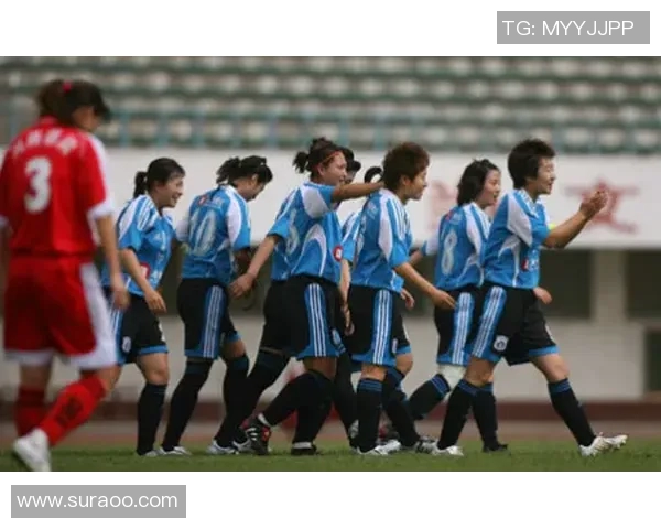 足球明星跨界挑战练跆拳道展现全新运动魅力与个人风采